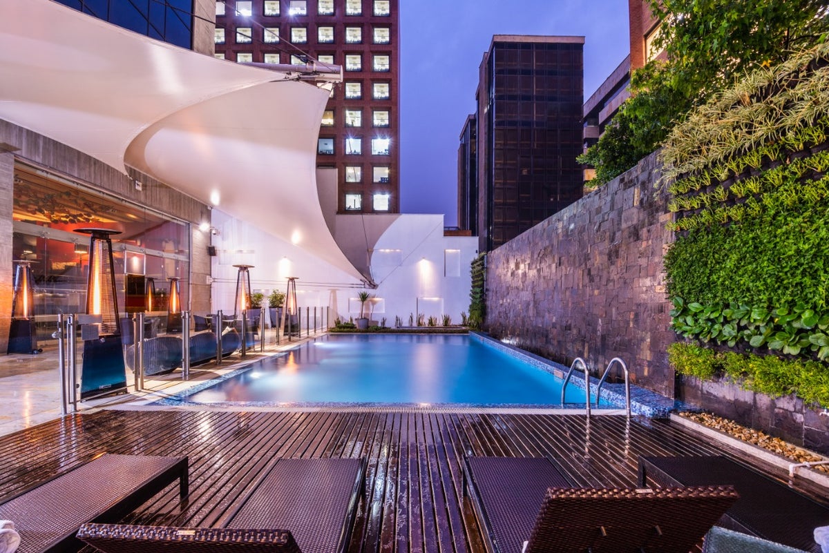 Piscina de un hotel en reapertura del turismo