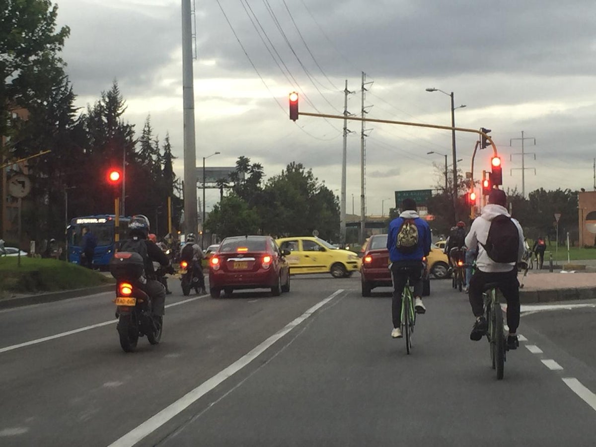 Ciclistas comparten vías con conductores, en Bogotá.