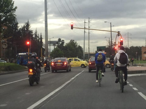 Ciclistas comparten vías con conductores, en Bogotá.