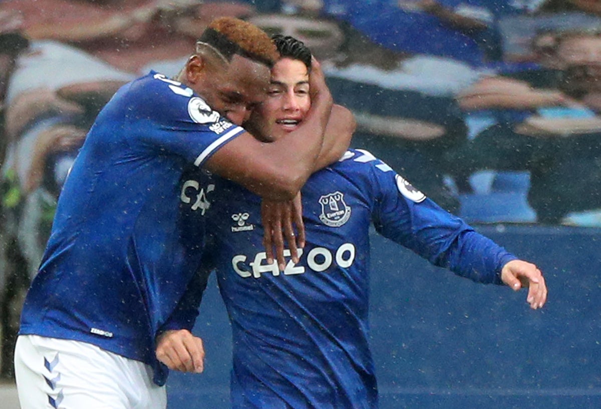 Yerry Mina celebra con James Rodríguez en Everton