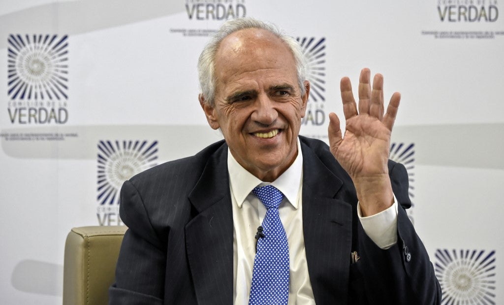 El expresidente Ernesto Samper saluda al comparecer ante la Comisión de la Verdad.