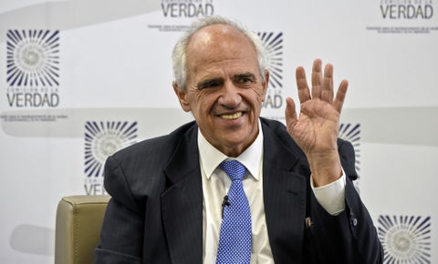 El expresidente Ernesto Samper saluda al comparecer ante la Comisión de la Verdad.