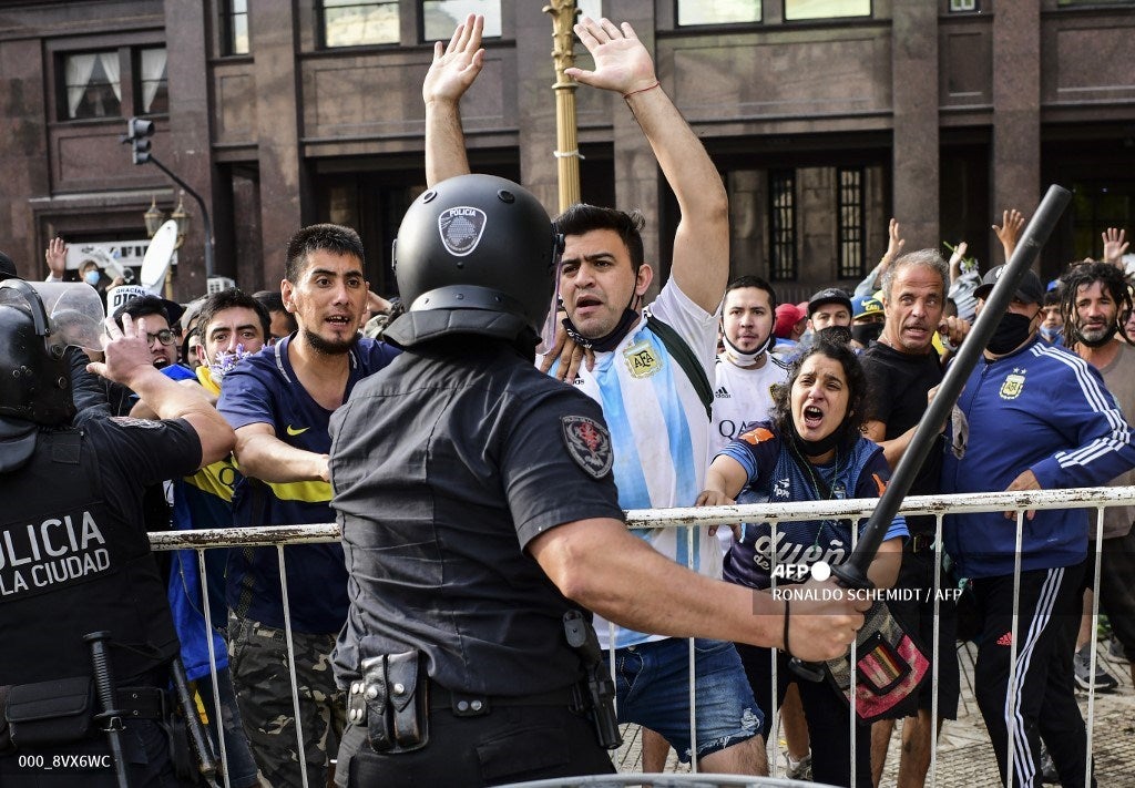 Disturbios en velorio de Maradona