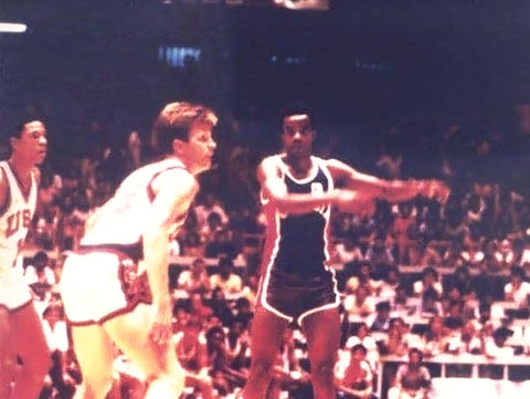 Guido Mosquera vistiendo la camiseta 4 de Bogotá, marcando dos puntos.