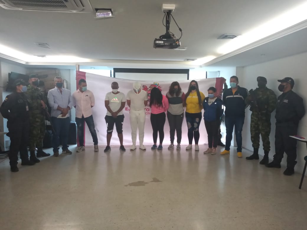 La banda "Los Cirujanos" estaba conformada por diez personas, entre ellas, cuatro mujeres y dos médicos titulados.