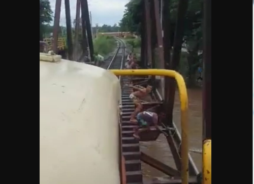 Menores se lanzan al río, antes de que los alcance el tren