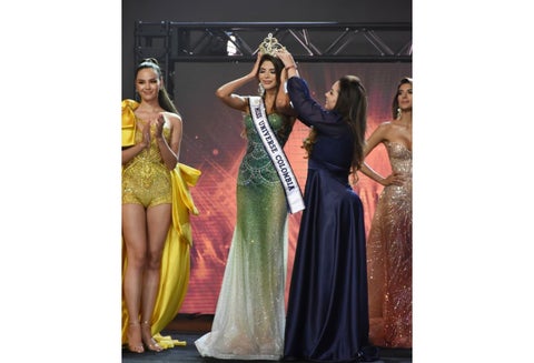 Catriona Gray en coronación de Laura Olascuaga como Miss Universe Colombia