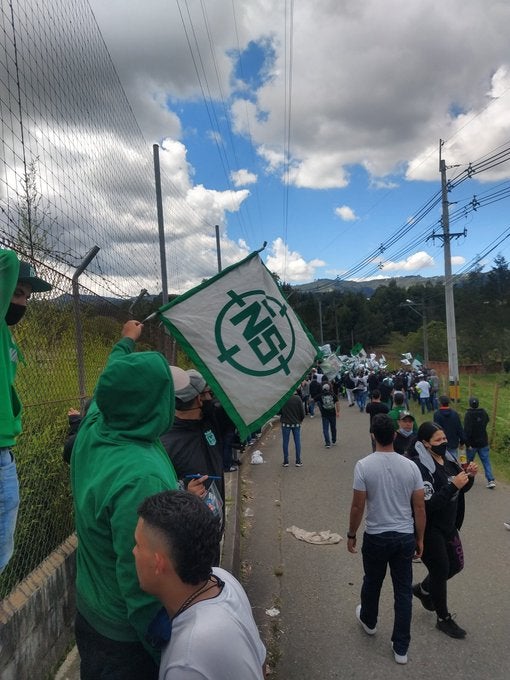 Los hinchas se aglomeraron a las afueras de la sede del equipo en Guarne, Antioquia.