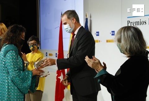 Carolay Morales recibe galardón de las manos del rey Felipe VI