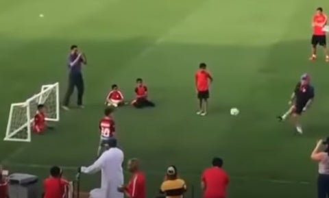 Gol de Maradona a niño sin piernas