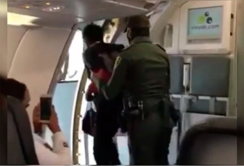 Un habitante de calle en un avión
