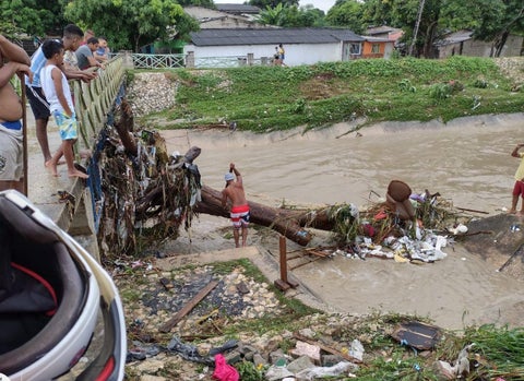 Varios arroyos se desbordaron ocasionando emergencias.