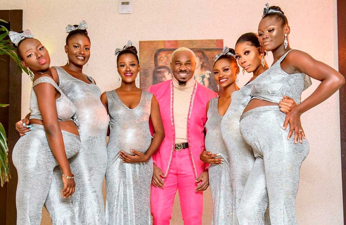 Hombre llega a una boda con sus seis novias