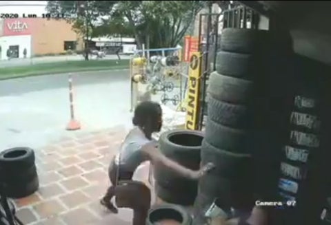Mujer le echa gas pimienta a hombre que le echó piropos
