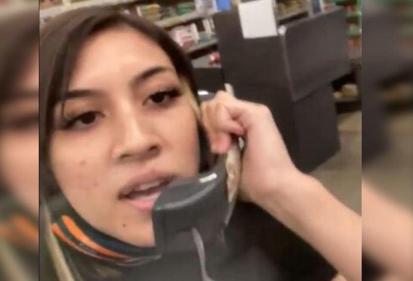 Mujer renuncia por megáfono y le canta la tabla a sus compañeros.