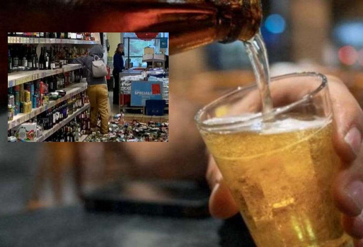 Mujer rompe botellas de licor en supermercado