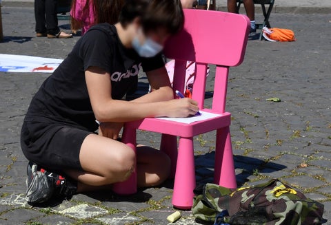 Niños en Italia toman clases al aire libre