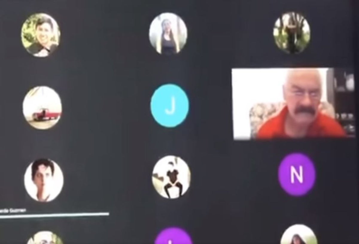 Profesor recibió sentido homenaje en clase virtual y terminó llorando