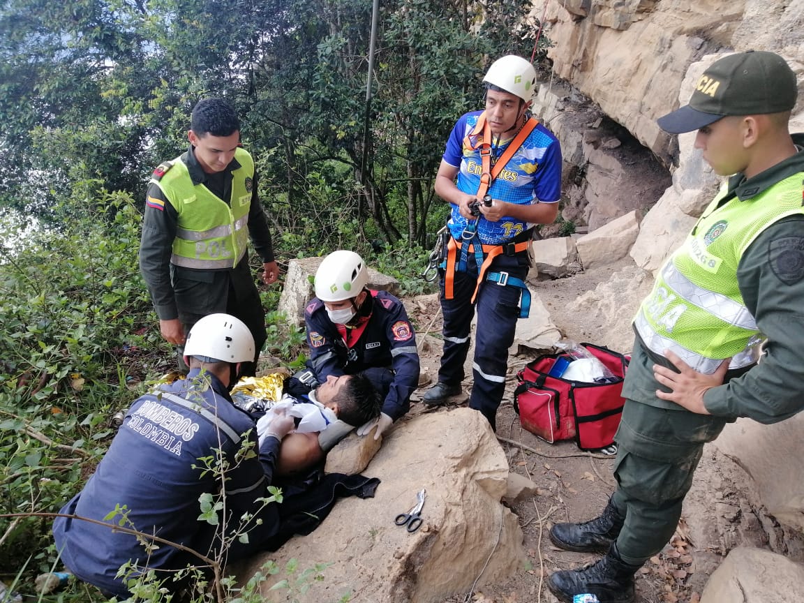 Rescatan a un hombre que cayó a un abismo