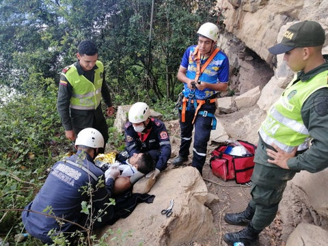 Rescatan a un hombre que cayó a un abismo