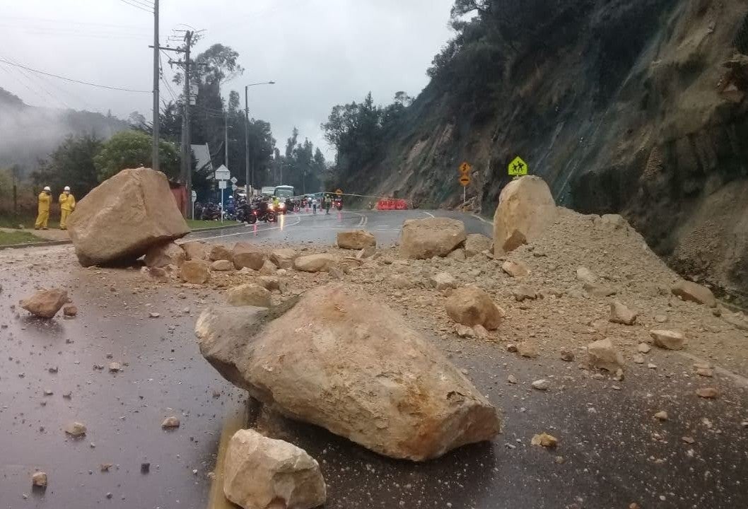 Caída de rocas en vías