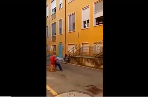 Abuelo italiano lleva serenata