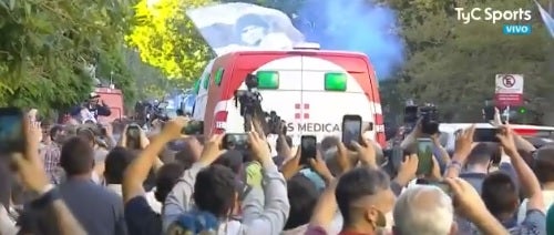 Diego Maradona rumbo a la clínica