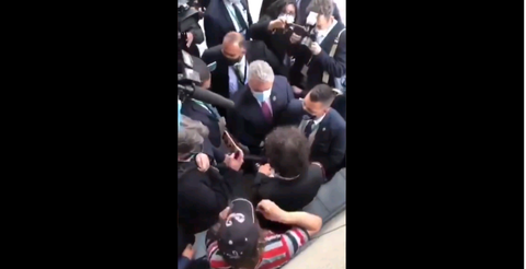Iván Duque encaró a varios ciudadanos que le llamaron paramilitar