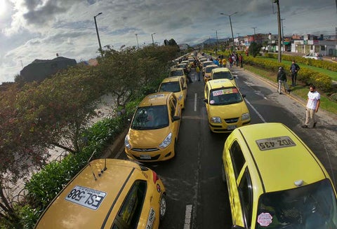 Taxistas de Bogotá protestan: dicen no a legalización de Uber y otras plataformas
