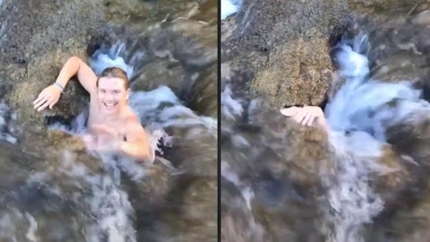 Jóven en tobogán de piedra