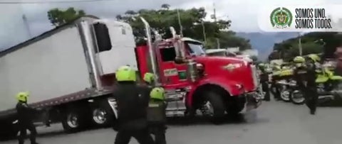 [Video] Persecución de película en Medellín, robaron un camión cargado con $300 millones en licor