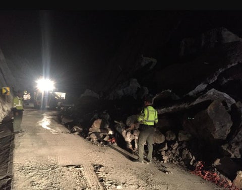 Los deslizamientos se presentan en los kilómetros 28 y 30, sector Mata de Cacao.