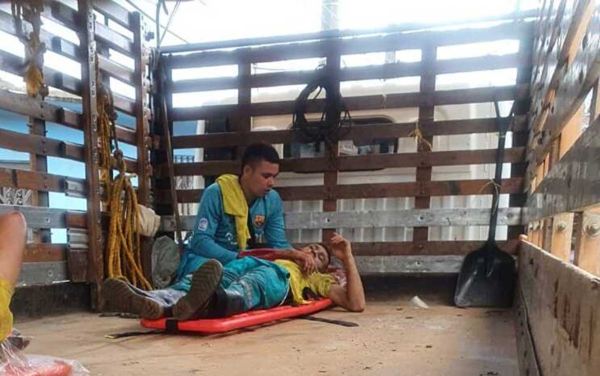 Momento del traslado de los heridos en Segovia, Antioquia.