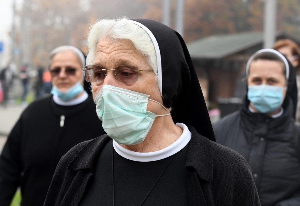 Monjas usan tapabocas