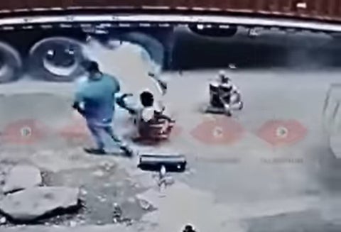 A Mecánico le estalló una llanta en la cara mientras le echaba aire en Valle del Cauca
