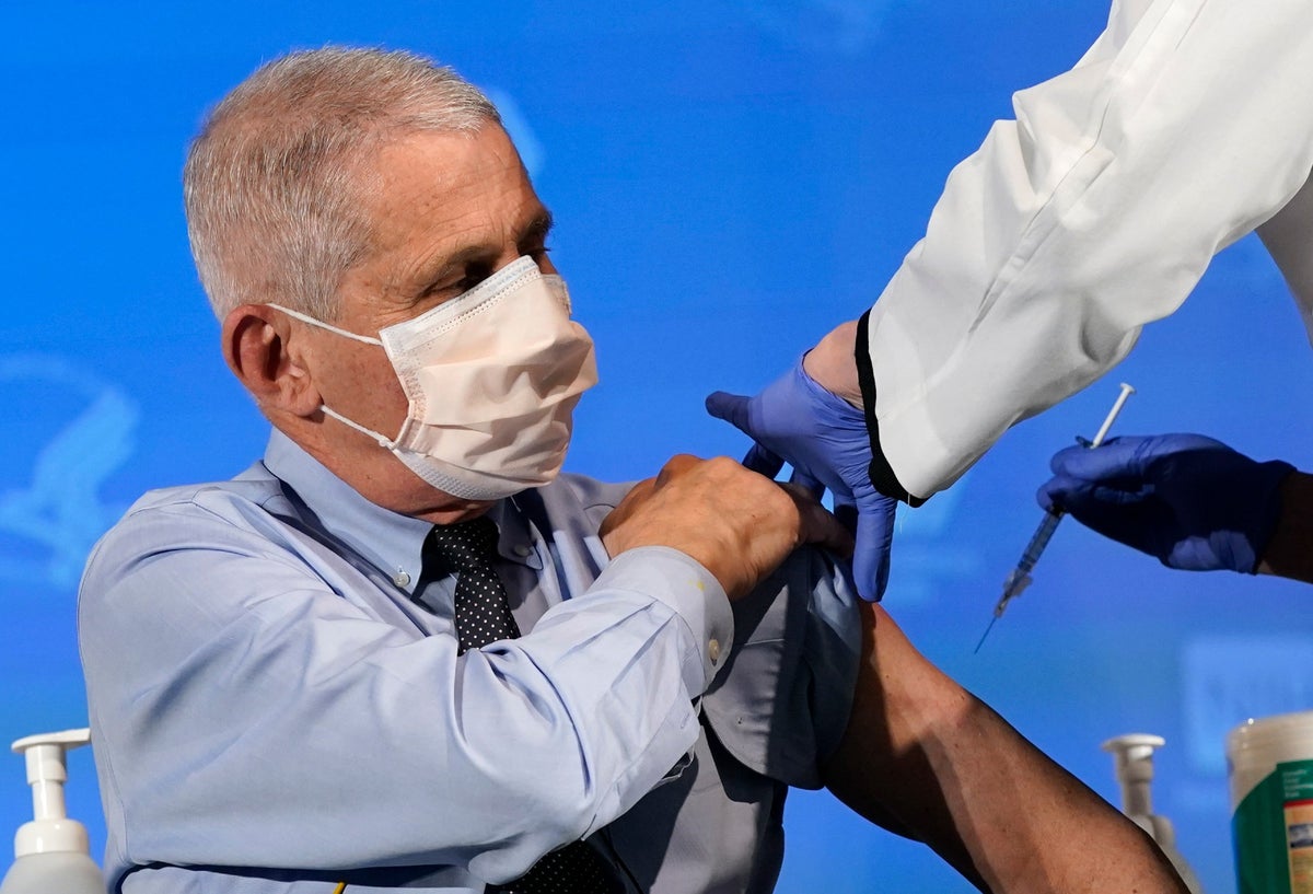 Anthony Fauci recibe vacuna anticovid