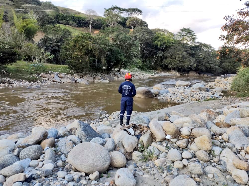 Búsqueda de joven en el río Medellín