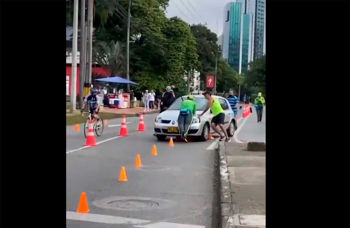 Carro en ciclovía de Medellín