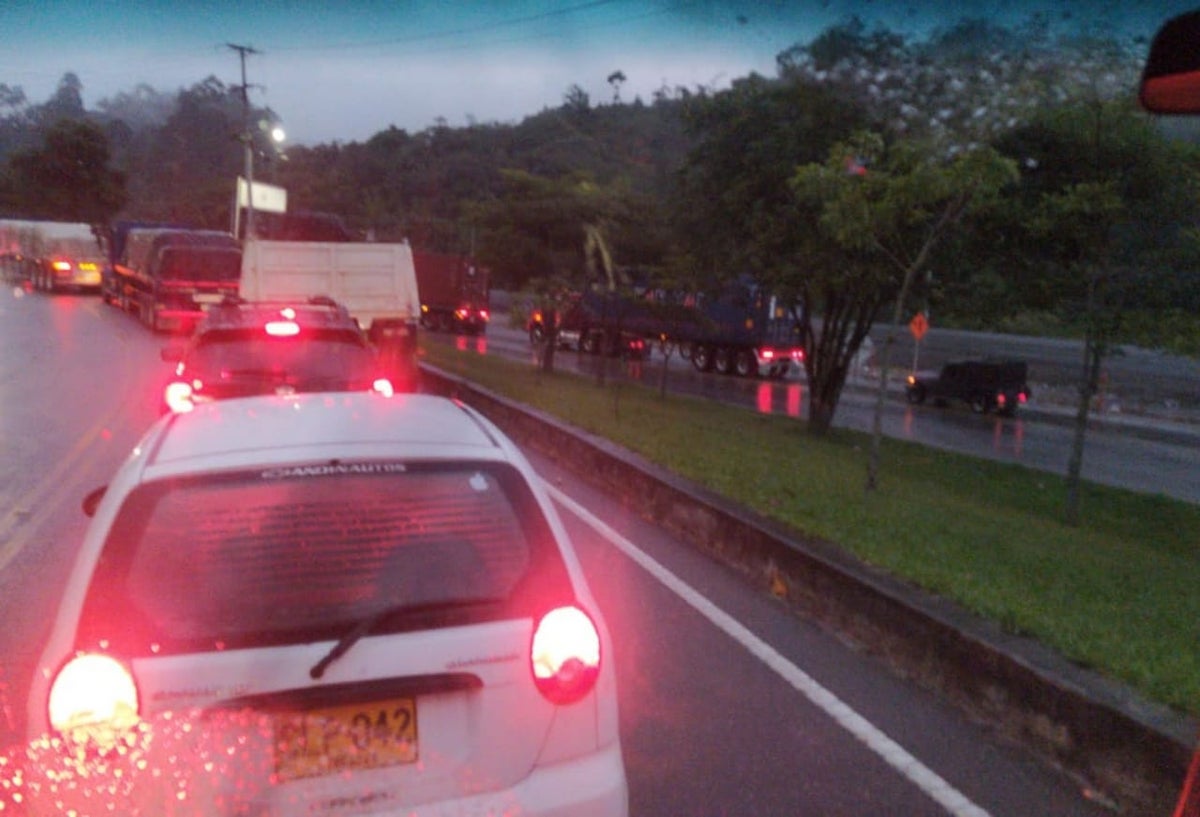 Vehículos en vía Ibagué - Armenia.