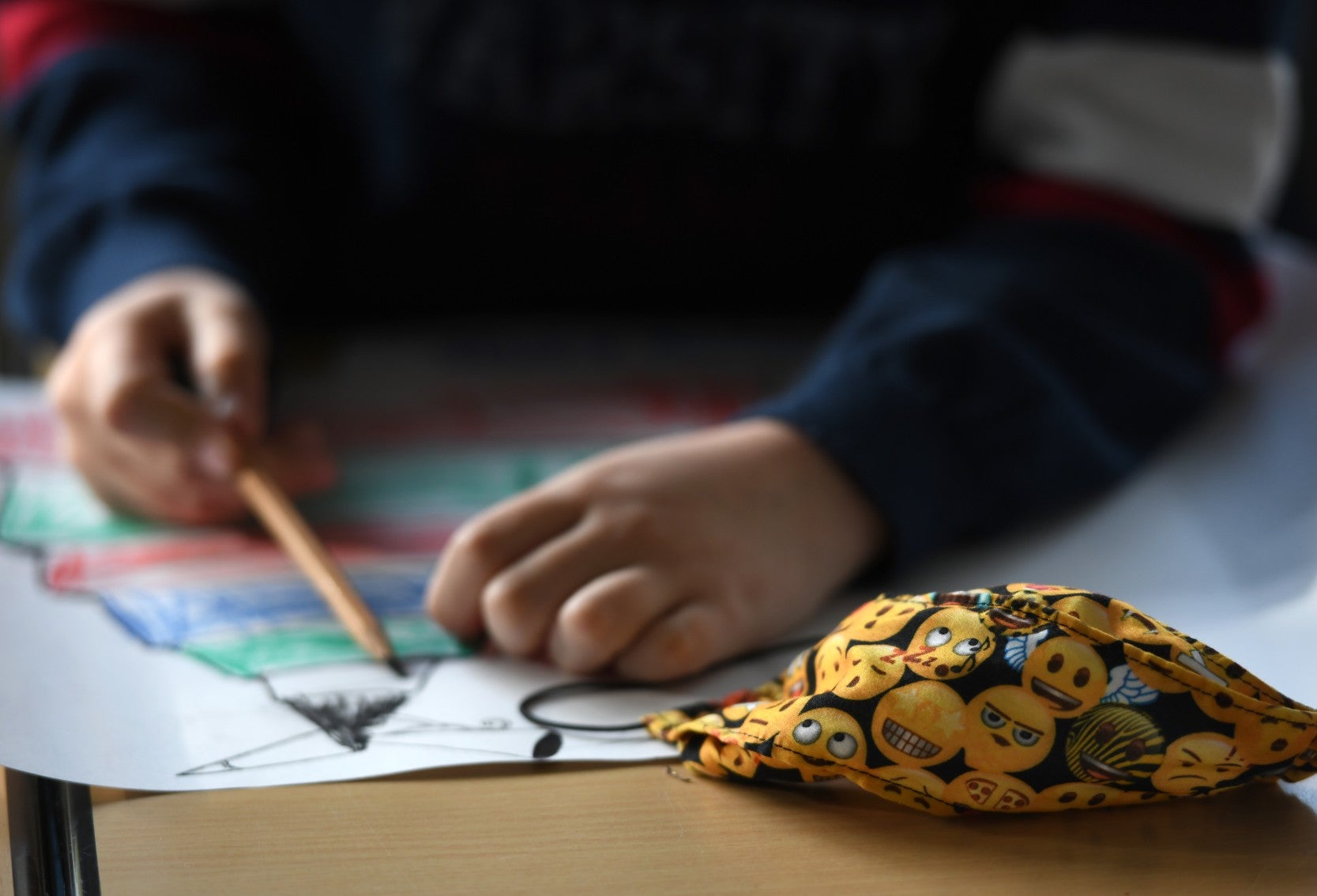 Niños regresan a clases durante pandemia usando tapabocas
