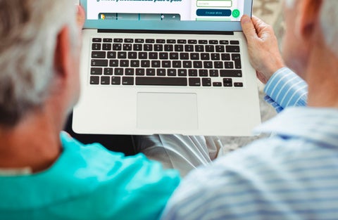 Adultos mayores con un pc