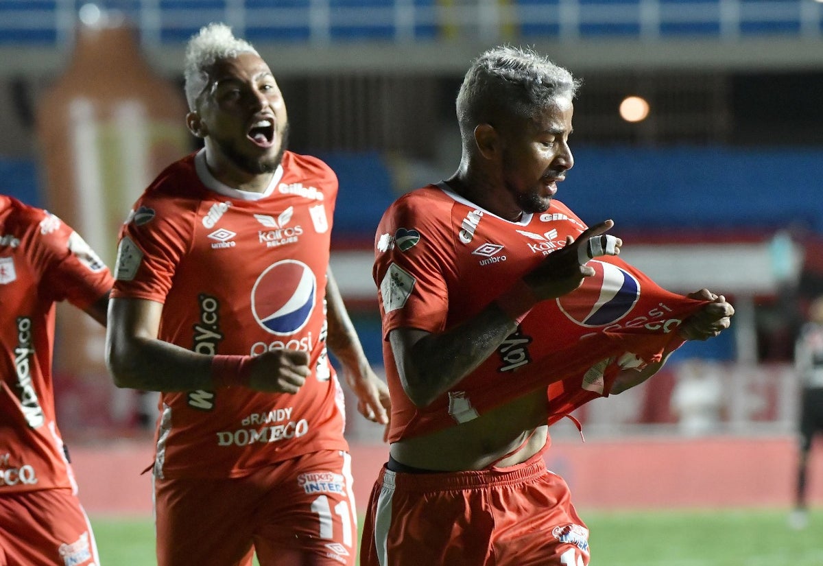 Golpe al América: El Var le anuló un gol milimétrico contra Santa Fe