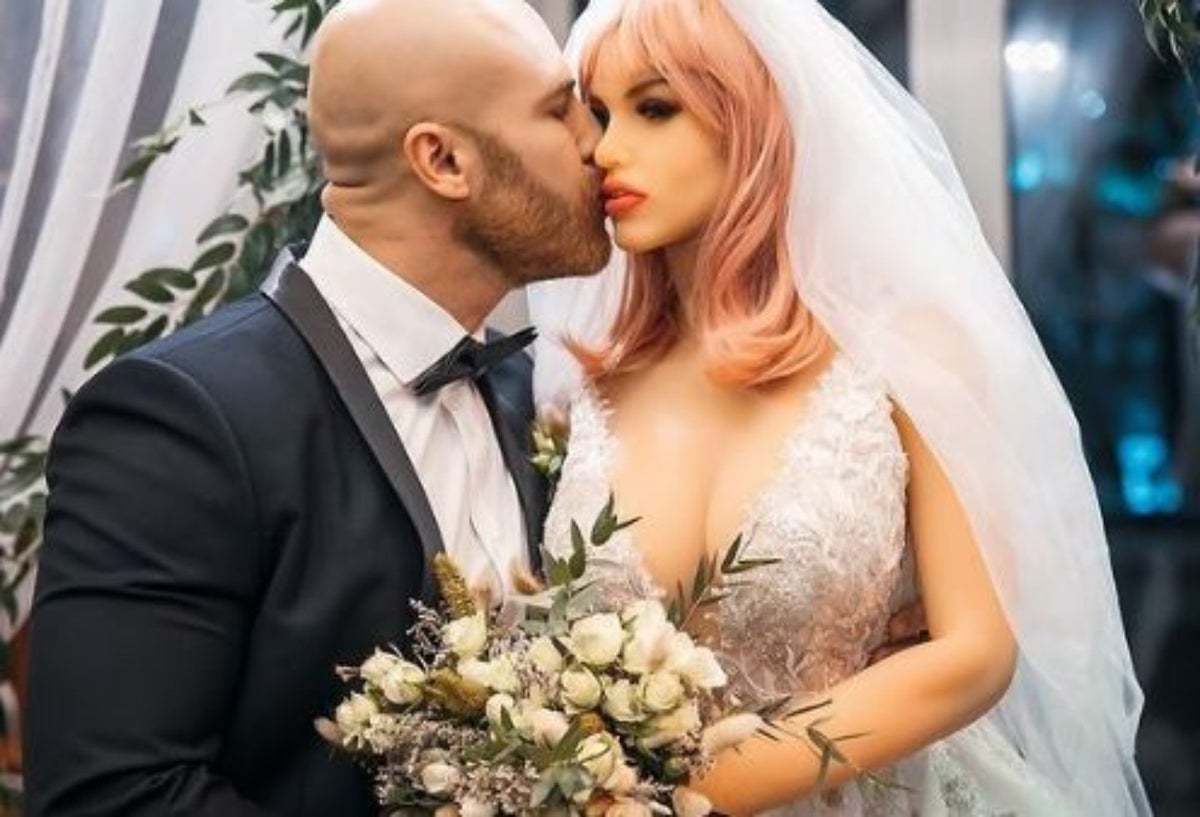 Fisicoculturista se casó por lo alto con su muñeca de silicona