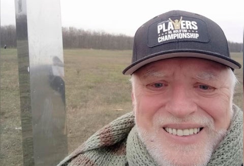 András Arató, protagonista del meme 'Hide the Pain Harold', halló un monolito en Hungría.