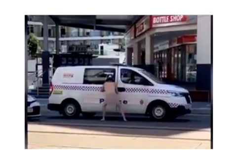 Hombre desnudo acabó en patrulla de Policía