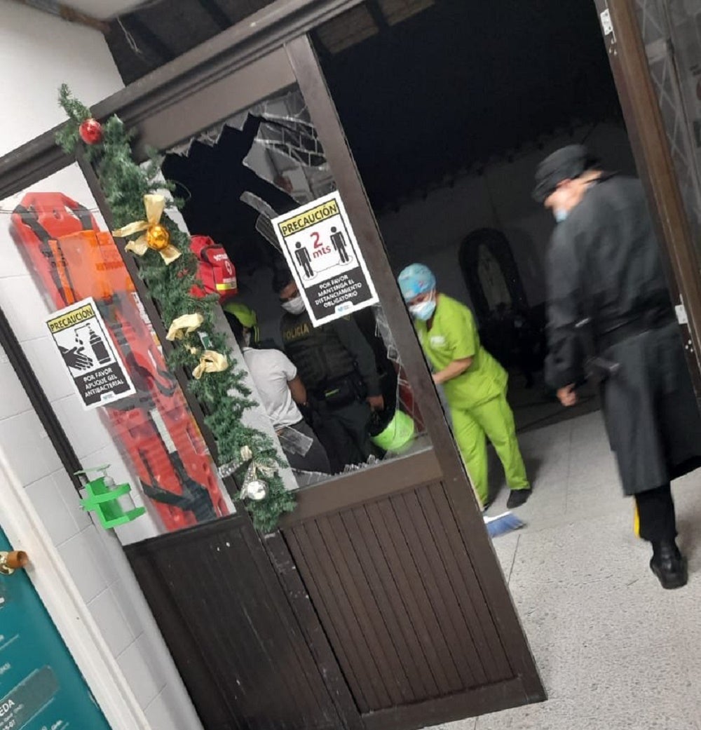 Los familiares de la persona estallaron en ira por un posible diagnóstico por Covid.