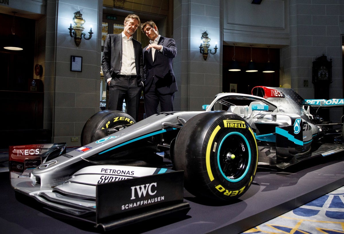 El director del equipo Mercedes AMG Petronas F1 Team, Toto Wolff y el presidente de Ineos, Jim Ratcliffe.