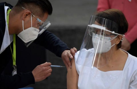 Maria Irene Ramírez primera mexicana en recibir la vacuna