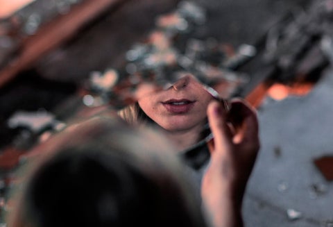 Mujer se dañó el rostro por el acné