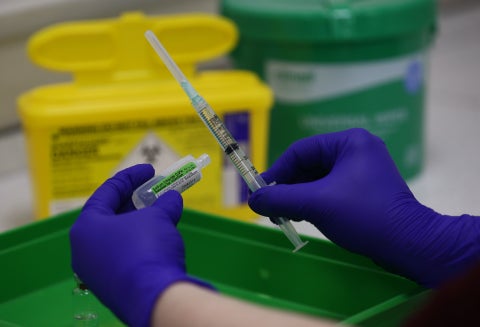Simulación de preparación de vacuna anticovid de Pfizer